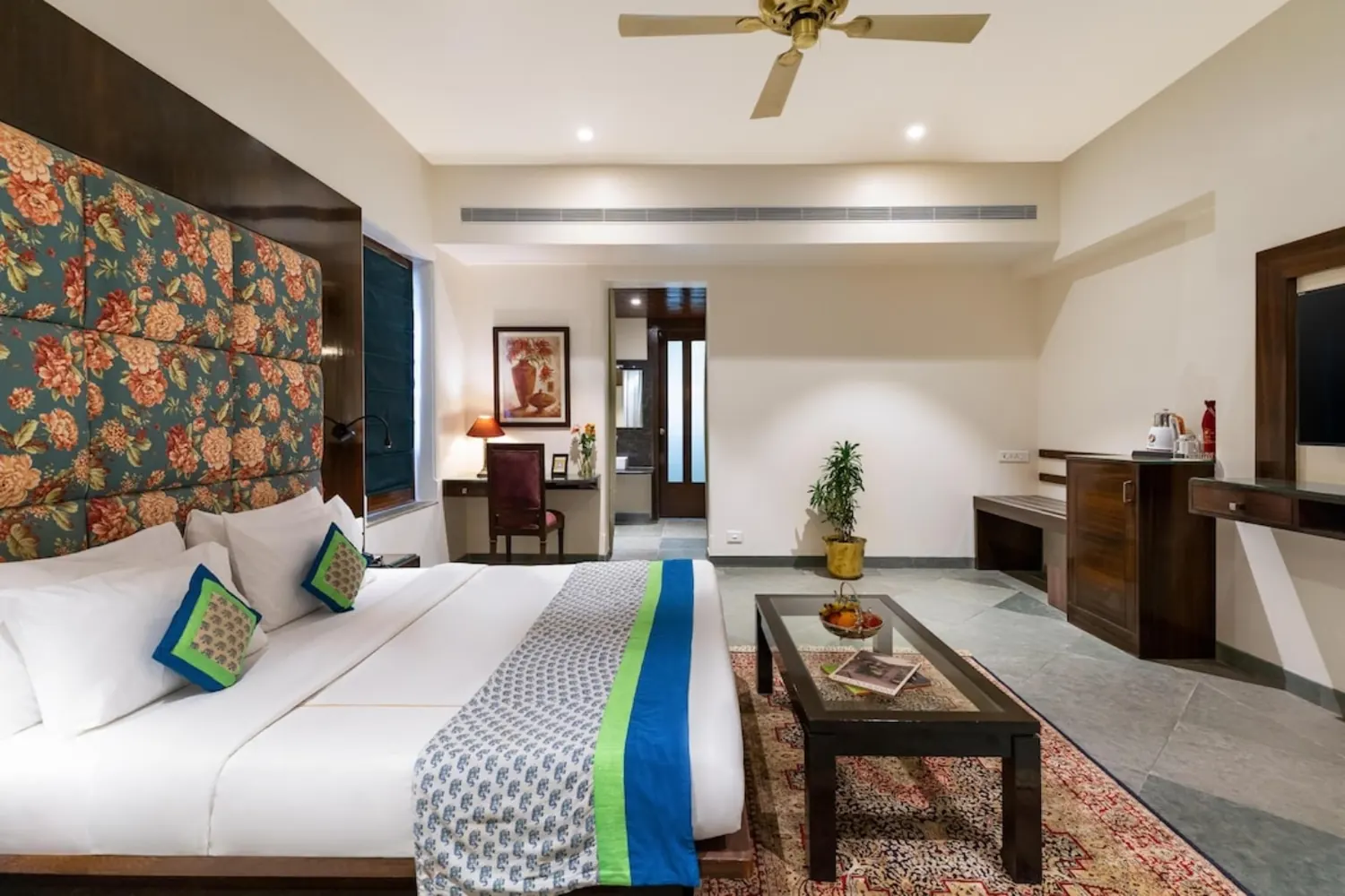 Lake View Deluxe Room — photo 1 of 7